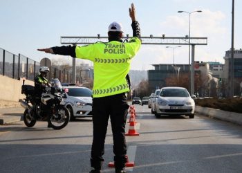 Ankara’da polisin dur ihtarına uymayan sürücü otomobiliyle park halindeki 3 araca çarptı: 2 yaralı