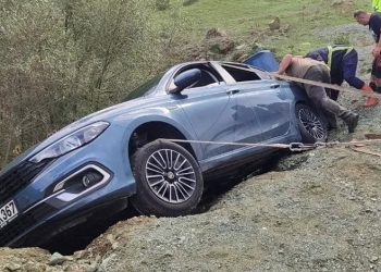 Otomobil yol kenarında asılı kaldı, araçtaki çift ölümden döndü