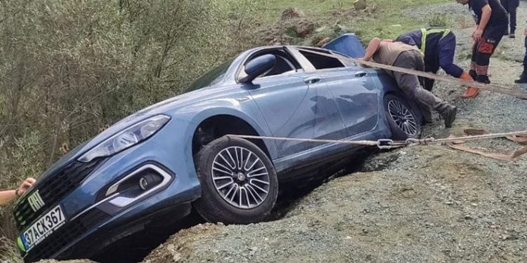 Otomobil yol kenarında asılı kaldı, araçtaki çift ölümden döndü