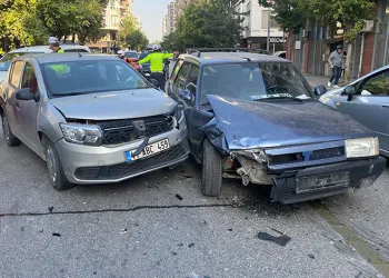 Caddenin sokakla kesişiminde 2 otomobil çarpıştı: 1 yaralı