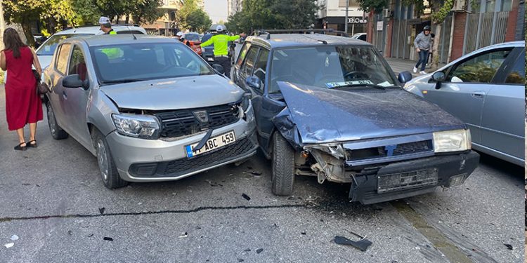 Caddenin sokakla kesişiminde 2 otomobil çarpıştı: 1 yaralı