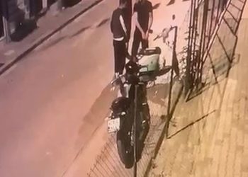 İş arkadaşını silahlı 2 kişiyle dakikalarca gözetleyip saldırdı, kendisi ağır yaralandı: O anlar kameraya yansıdı