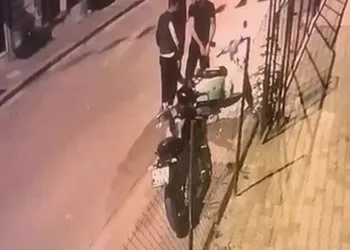 İş arkadaşını silahlı 2 kişiyle dakikalarca gözetleyip saldırdı, kendisi ağır yaralandı: O anlar kameraya yansıdı