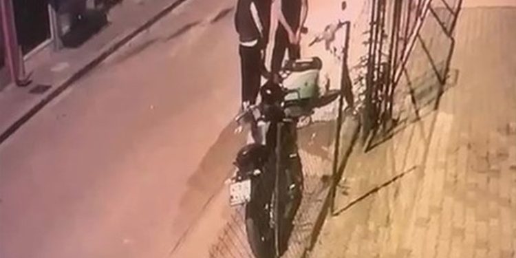 İş arkadaşını silahlı 2 kişiyle dakikalarca gözetleyip saldırdı, kendisi ağır yaralandı: O anlar kameraya yansıdı