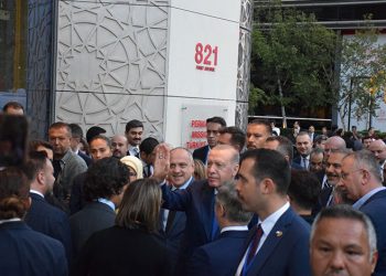 Cumhurbaşkanı Erdoğan yoğun ilgiyle karşılandı
