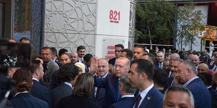 Cumhurbaşkanı Erdoğan yoğun ilgiyle karşılandı