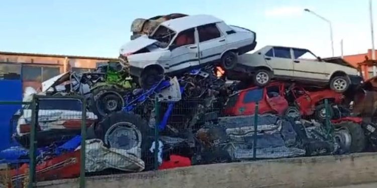 Hacizli, çalıntı ve kaçak otomobilleri, depremde hasar görmüş araçlarla ‘Change’ yapan 4 kişi gözaltına alındı