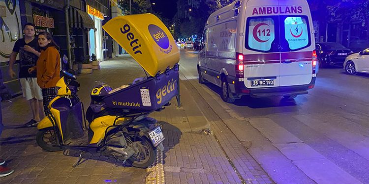 Motosikletli kuryenin çarptığı kadın yaralandı