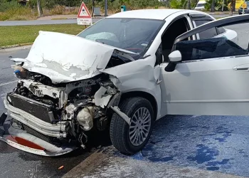 Hurdaya dönen araçtan yara almadan kurtuldu