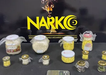 Büfede meşrubat şişelerinin ve sigara paketlerinin arkasından uyuşturucu çıktı