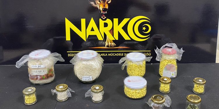 Büfede meşrubat şişelerinin ve sigara paketlerinin arkasından uyuşturucu çıktı