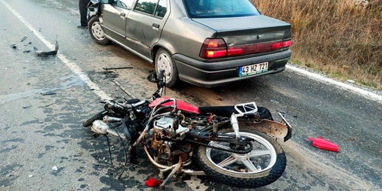 Kütahya’da otomobil ile motosiklet çarpıştı: 1 yaralı
