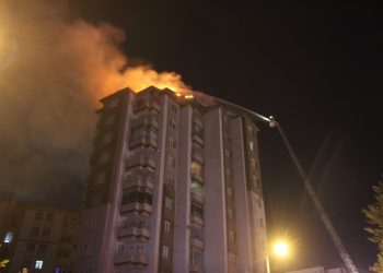 10 katlı binanın çatısında çıkan yangın korkuttu