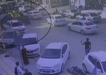 Park halindeki 4 araca çarpan iş makinesi operatörü, arkasına bakmadan kaçtı: O anlar kamerada