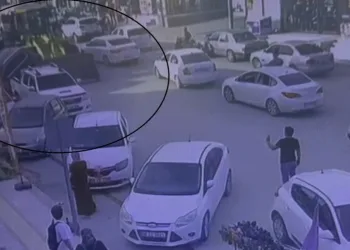 Park halindeki 4 araca çarpan iş makinesi operatörü, arkasına bakmadan kaçtı: O anlar kamerada