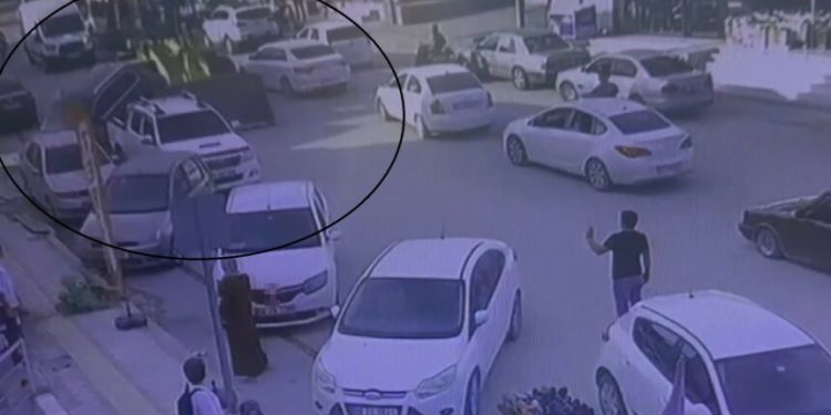 Park halindeki 4 araca çarpan iş makinesi operatörü, arkasına bakmadan kaçtı: O anlar kamerada