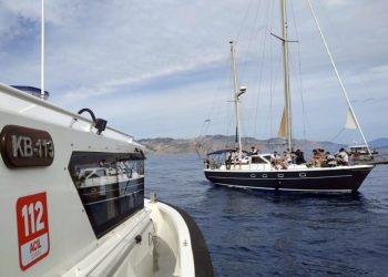 Arızalanan yelkenli teknede, 54 düzensiz göçmen kurtarıldı, 2 göçmen kaçakçısı yakalandı