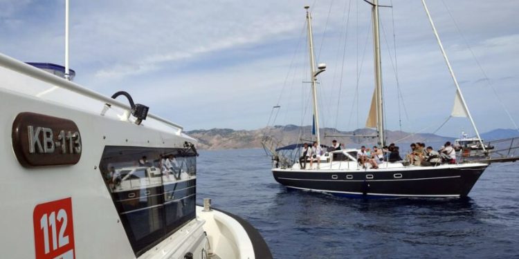 Arızalanan yelkenli teknede, 54 düzensiz göçmen kurtarıldı, 2 göçmen kaçakçısı yakalandı