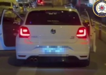 Trafikte tehlikeli yolculuk: Kapıları açık ilerledi