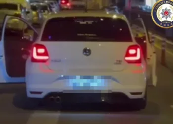 Trafikte tehlikeli yolculuk: Kapıları açık ilerledi