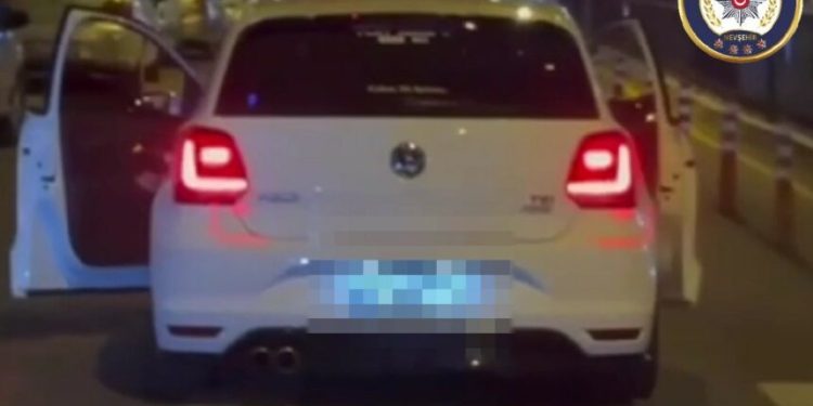 Trafikte tehlikeli yolculuk: Kapıları açık ilerledi