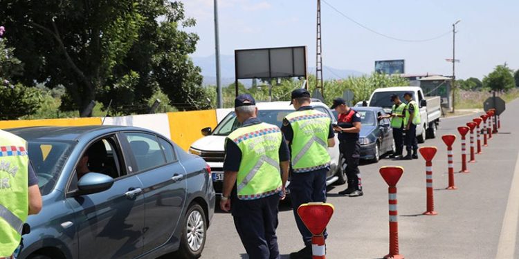 Efeler’de 21 düzensiz göçmen yakalandı