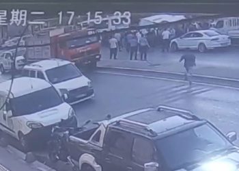 Minibüs, park halindeki otomobilin üzerine çıktı