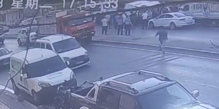 Minibüs, park halindeki otomobilin üzerine çıktı