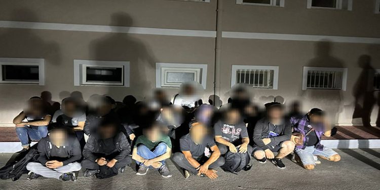 20 göçmen ve 3 organizatör yakalandı