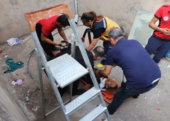 Havalandırma boşluğuna düşen kadın yaralandı