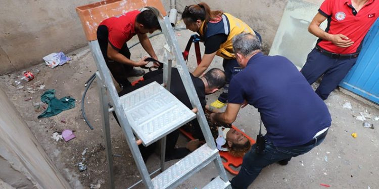 Havalandırma boşluğuna düşen kadın yaralandı