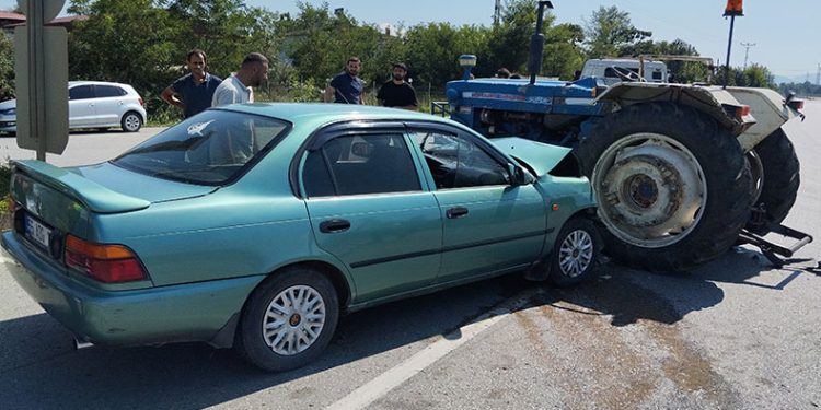 Otomobil traktörle çarpıştı: 2 yaralı