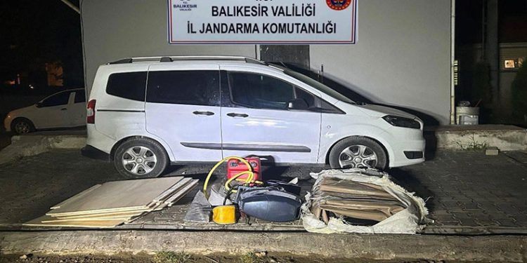 Ayvalık’ta 33 göçmen ve 1 organizatör yakalandı