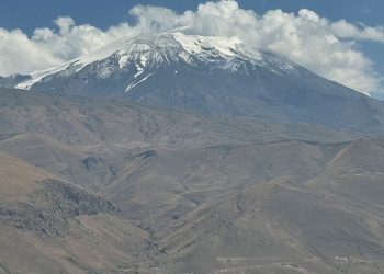 Ağrı Dağı’na yaz mevsiminden sonra ilk kar düştü