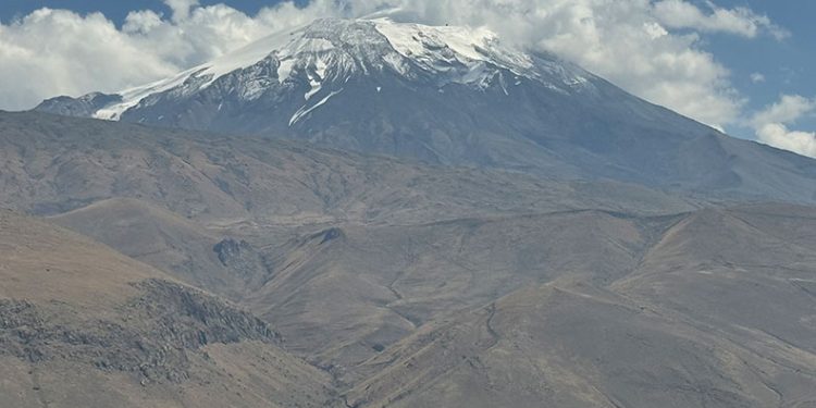 Ağrı Dağı’na yaz mevsiminden sonra ilk kar düştü