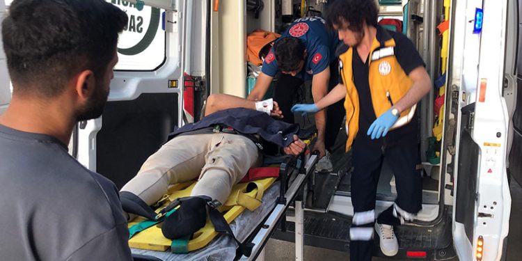 Motosiklet yayaya çarptı: 3 yaralı