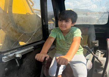 Bursa’da 7 yaşındaki çocuk iş makinelerini kullanıyor