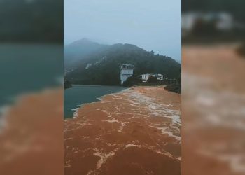 Artvin’de şiddetli yağış sonrası taşan dereler Çoruh nehriyle böyle buluştu