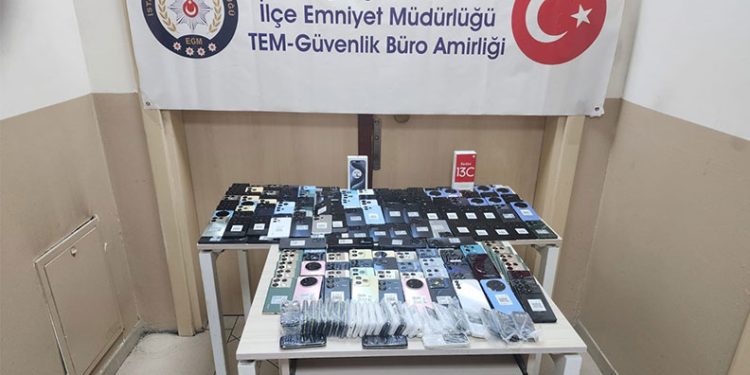 Küçükçekmece’de 385 adet kaçak cep telefonu ele geçirildi
