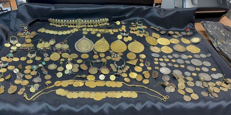 Fatih’te tarihi eser operasyonunda 796 sikke ve obje ele geçirildi