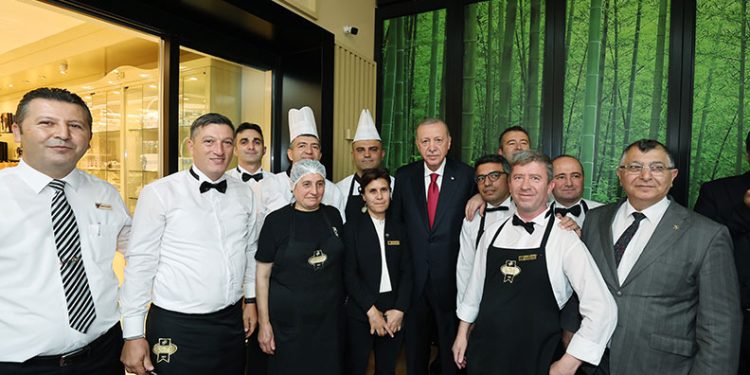 Cumhurbaşkanı Erdoğan, Ankara’da bir pastaneyi ziyaret ederek vatandaşlarla sohbet etti
