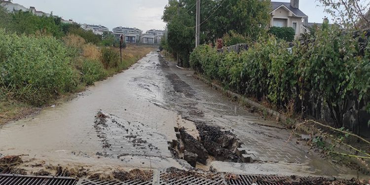 Sağanak yağışta yolda çukur oluştu