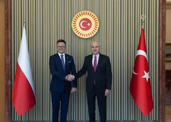 “Numan Kurtulmuş, Holownia ile buluştu.”