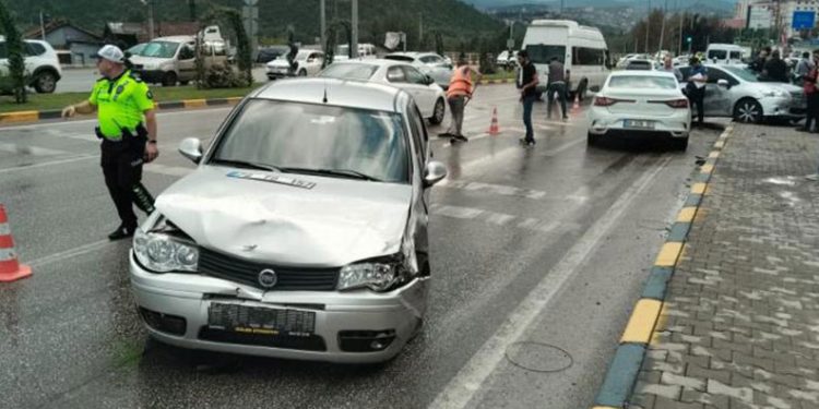 Karabük’te 6 araçlı zincirleme trafik kazası: 4 yaralı