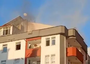 Öğrencilerin kaldığı evde elektrikli battaniyeden yangın çıktı