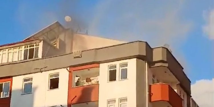 Öğrencilerin kaldığı evde elektrikli battaniyeden yangın çıktı