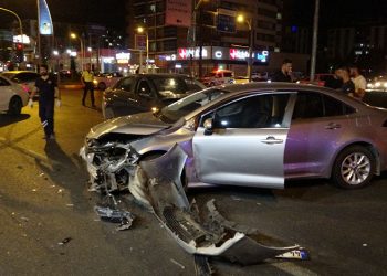 Malatya’da 4 aracın karıştığı kazada ortalık savaş alanına döndü: 3 yaralı