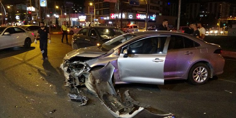 Malatya’da 4 aracın karıştığı kazada ortalık savaş alanına döndü: 3 yaralı