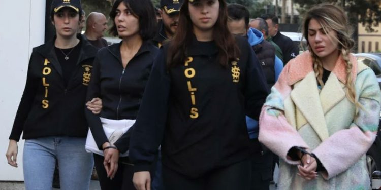 Bahar ve Nihal Candan’ın aralarında bulunduğu 21 sanıklı dolandırıcılık davasının görülmesine devam ediliyor