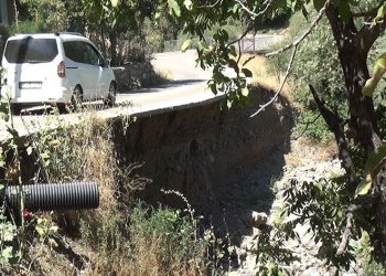 Akarsu toprağı aşındırdı, köy yolu havada kaldı